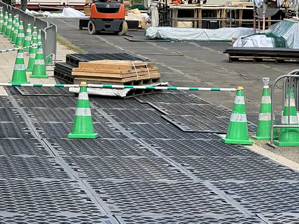 強化型プラスチック敷板こうじばん工事現場使用例
